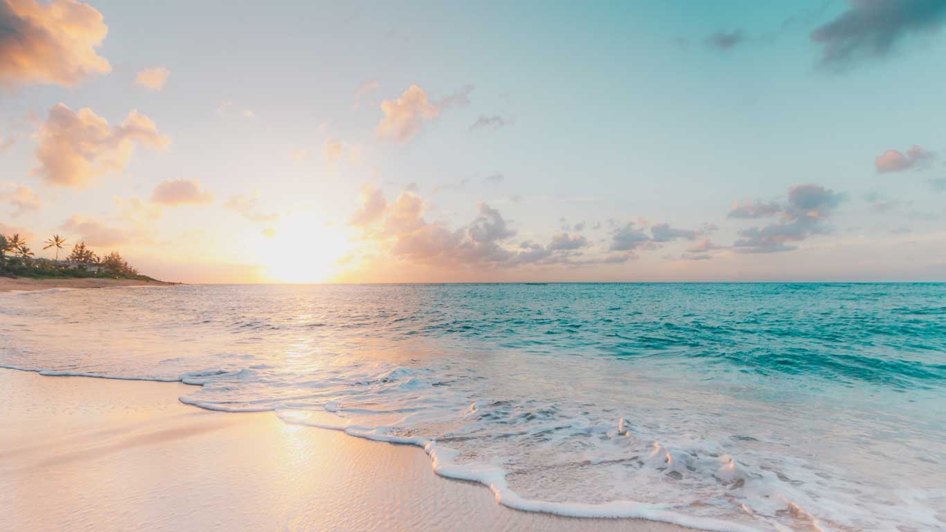 La imagen muestra una playa de Hawaii en Estados Unidos, uno de los mejores destinos para viajar con amigos.