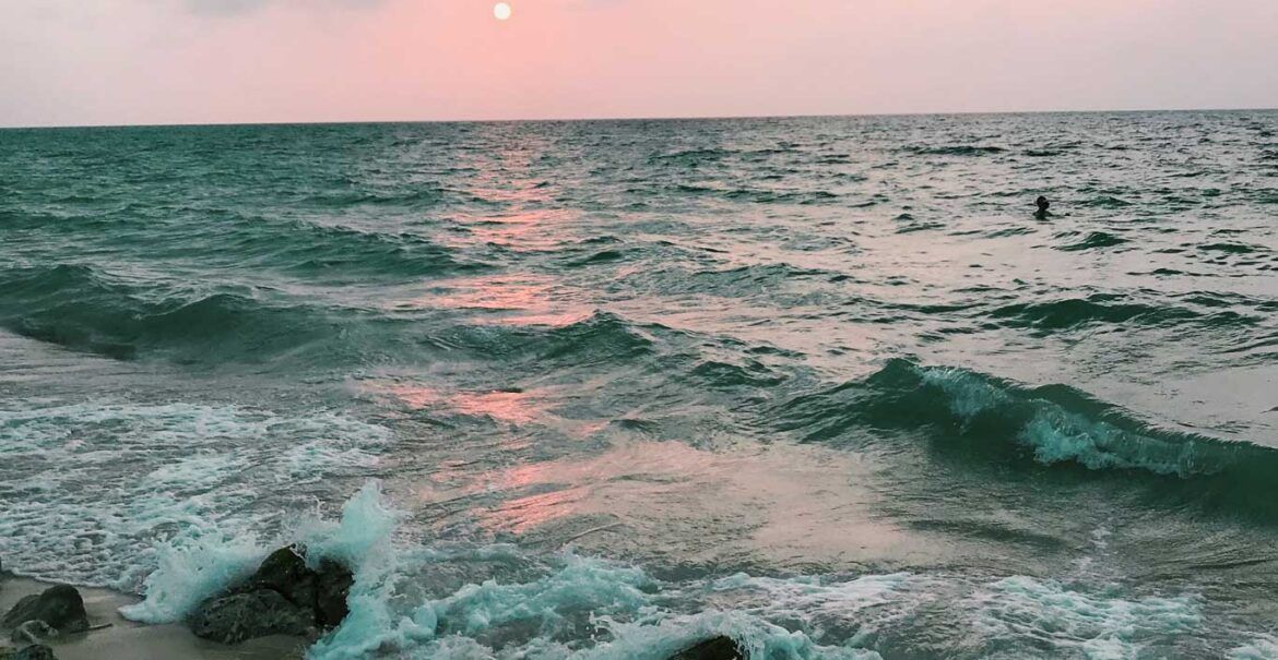 Playa Blanca, una de las mejores playas de Cartagena, al anochecer