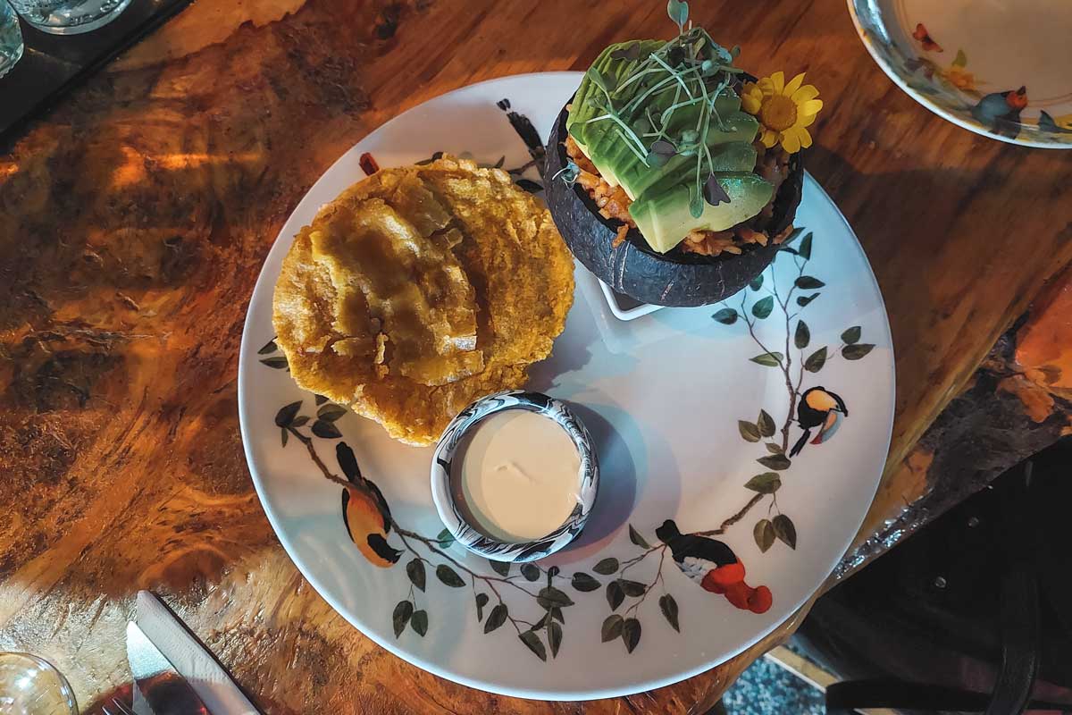 Arroz con coco e patacones en el Alambique, uno de los restaurantes mas buenos de Medellin