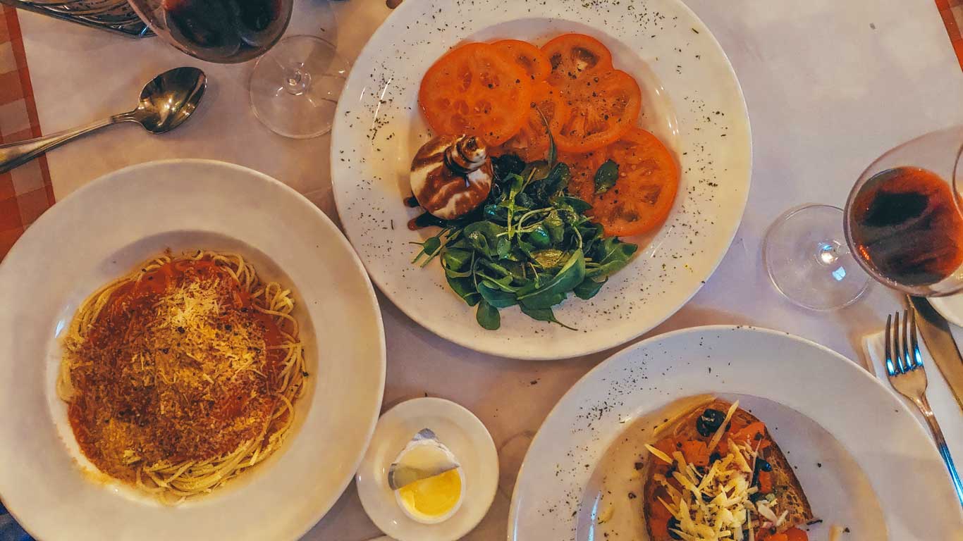 Pasta y burrata no restaurante IL Castello en Medellín