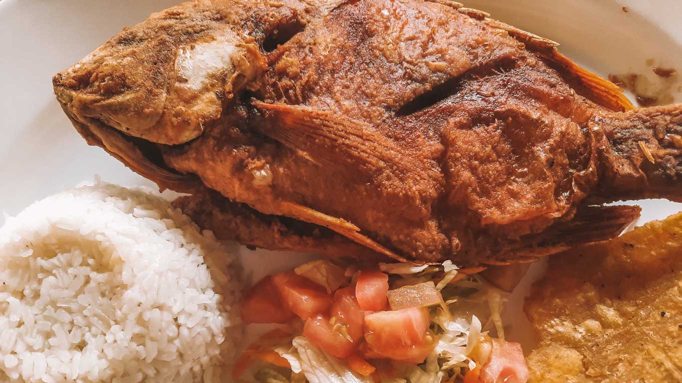 Almuerzo caribeño con pescado y sopa en el restaurante Fogón Costeño en Medellín