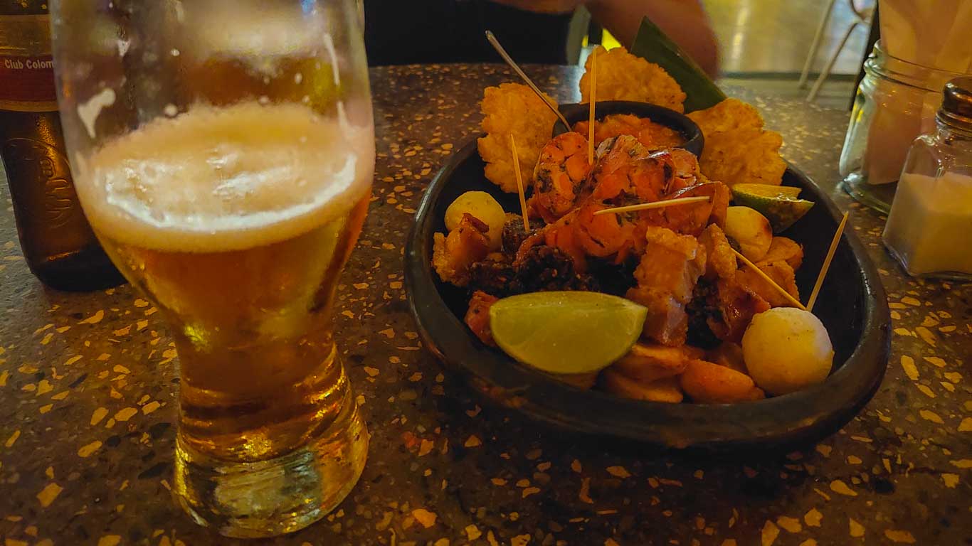 Chicharron e patacones no bar y restaurante Mamasita Medallo en Medellín