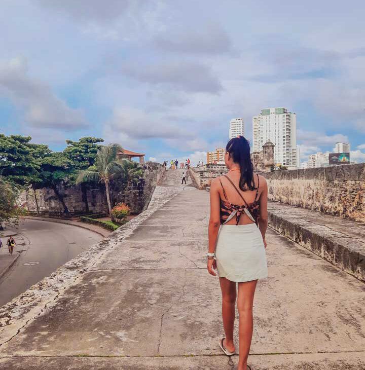 Chica caminando por la Muralla de Cartagena