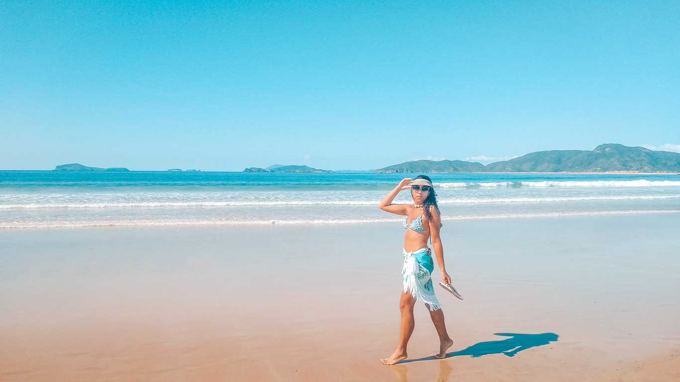 Mujer caminando sobre las arenas de Praia de Geribá