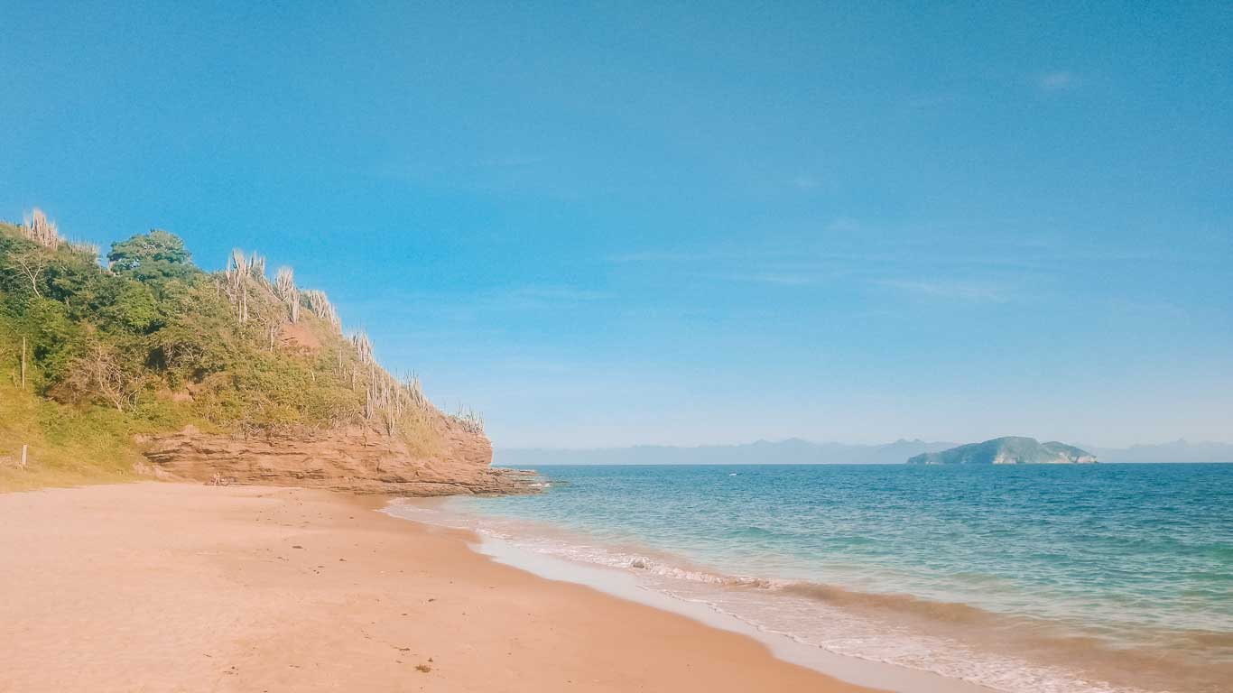 Praia da Tartaruga en uno día soleado