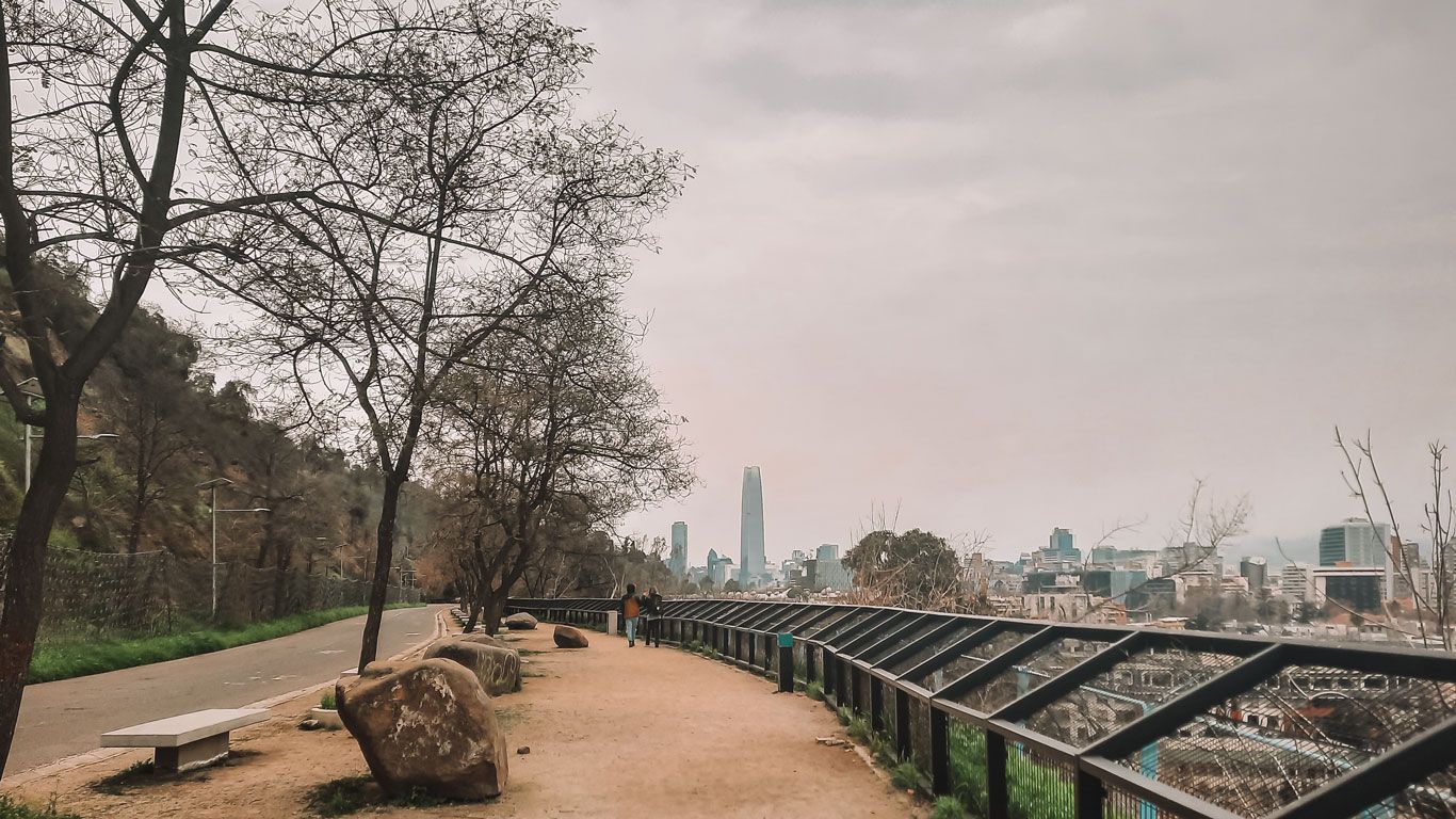 Vista del Cerro San Cristóbal para el Sky Costanera