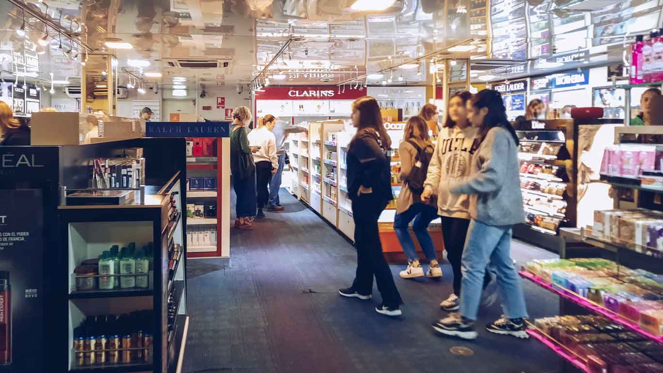 Duty Free en el interior del ferry de Buenos Aires a Colonia del Sacramento, en Uruguay.