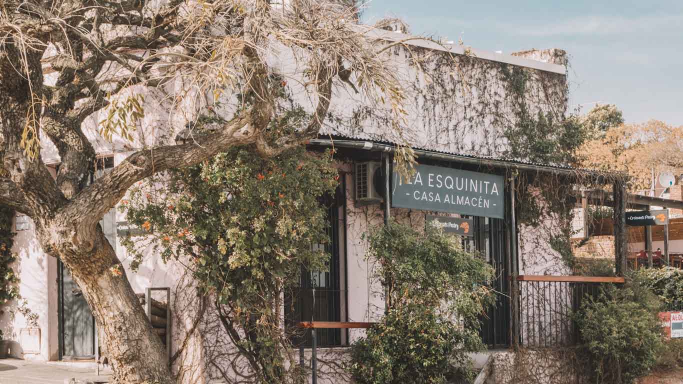El restaurante La Esquinita en Colonia del Sacramento, adornado con arbustos en una de sus paredes.
