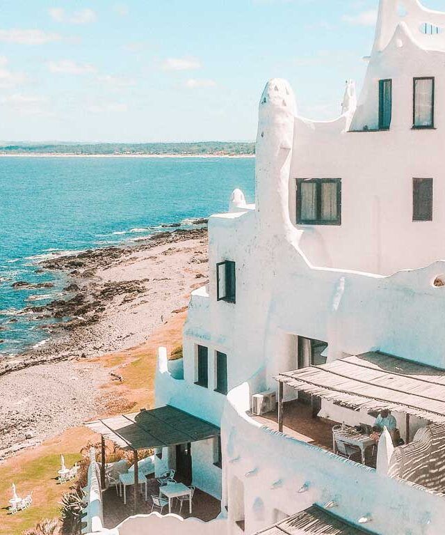 Hotel CasaPueblo con tonos blancos y junto al mar en Punta del Este, Uruguay.