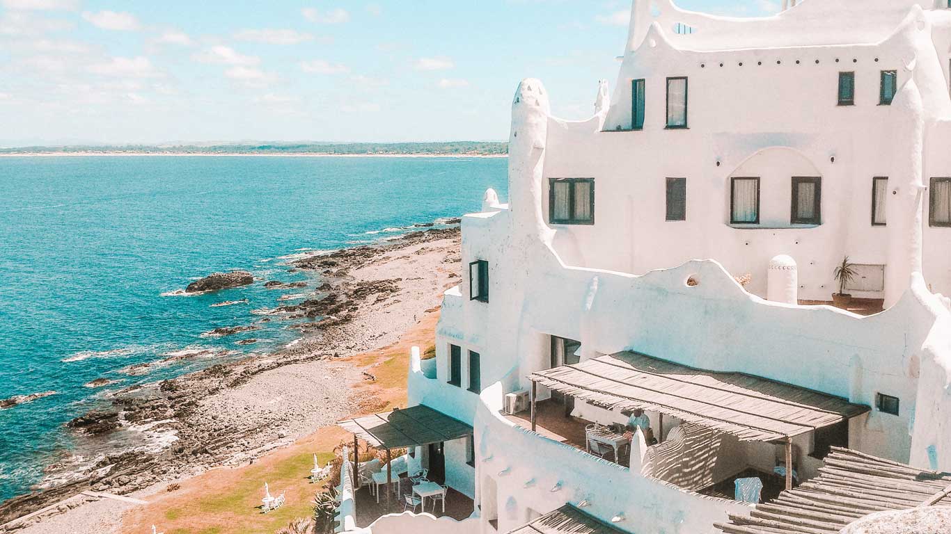 Hotel CasaPueblo con tonos blancos y junto al mar en Punta del Este, Uruguay.