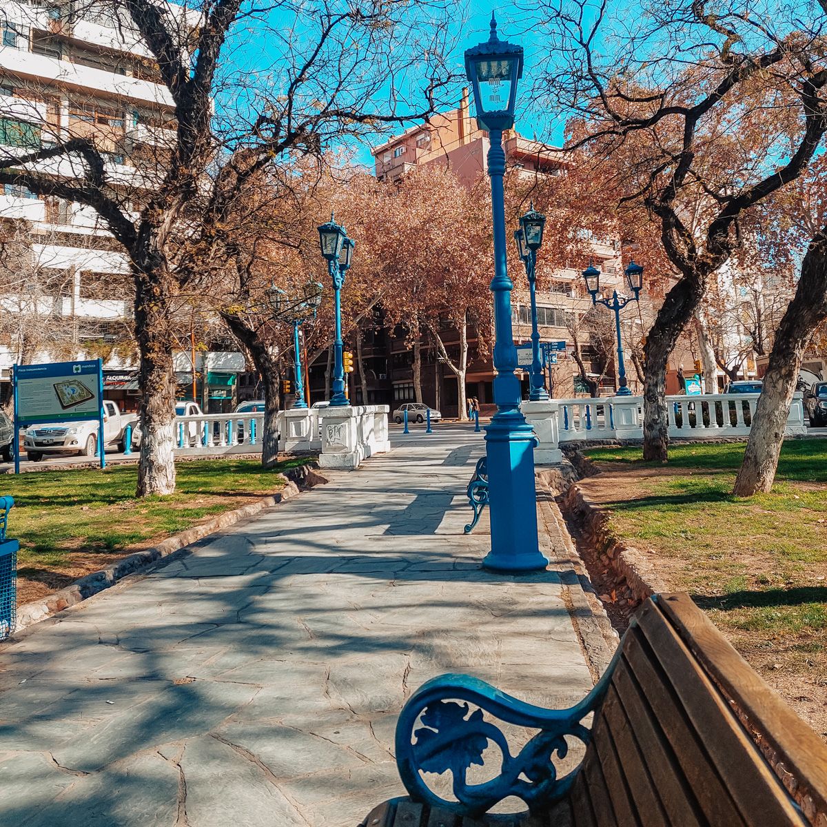 Camino por la Plaza Independencia en Mendoza en Argentina