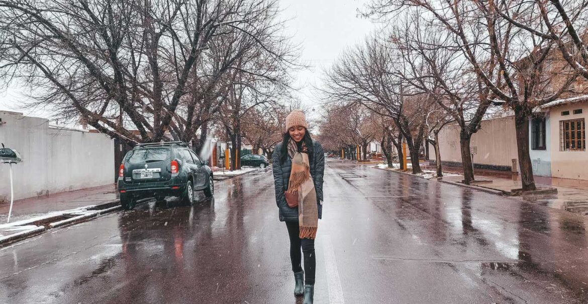 Mujer vistiendo ropa de abrigo en el invierno en Mendoza.