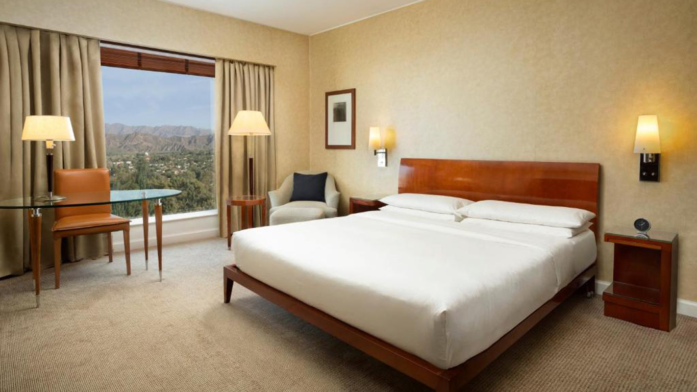 Habitación del Hotel Park Hyatt Mendoza con una decoración sencilla y vistas a las montañas.