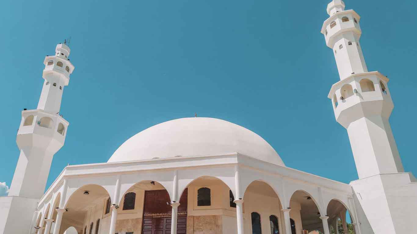 Mezquita Musulmana de Foz do Iguaçu, con su cúpula blanca contrastando con el cielo azul sin nubes.