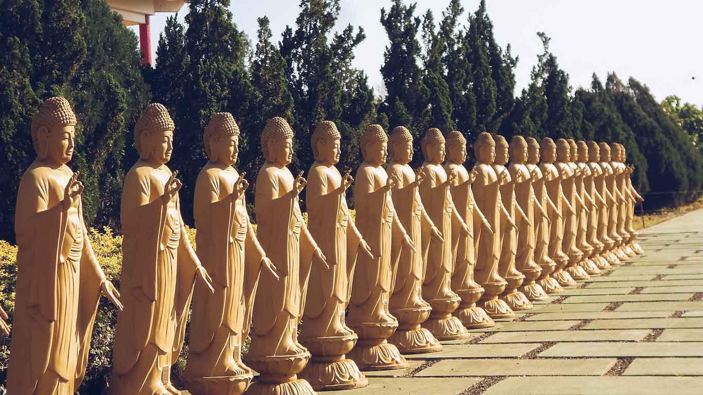 Vista de las estatuas de budas alineadas en el Templo Budista Chen Tien en Foz do Iguaçu.