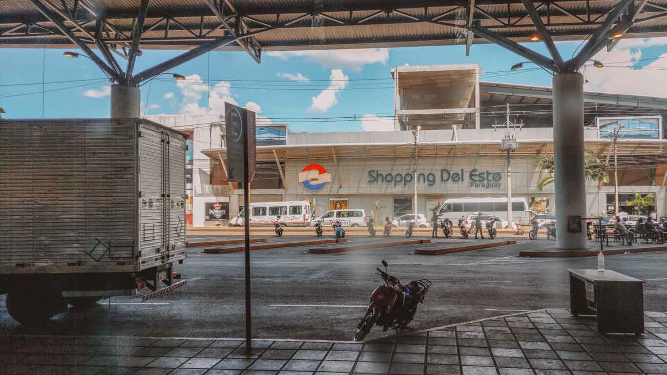 Imagen de la entrada de un Centro Comercial en Ciudad del Este, Paraguay.