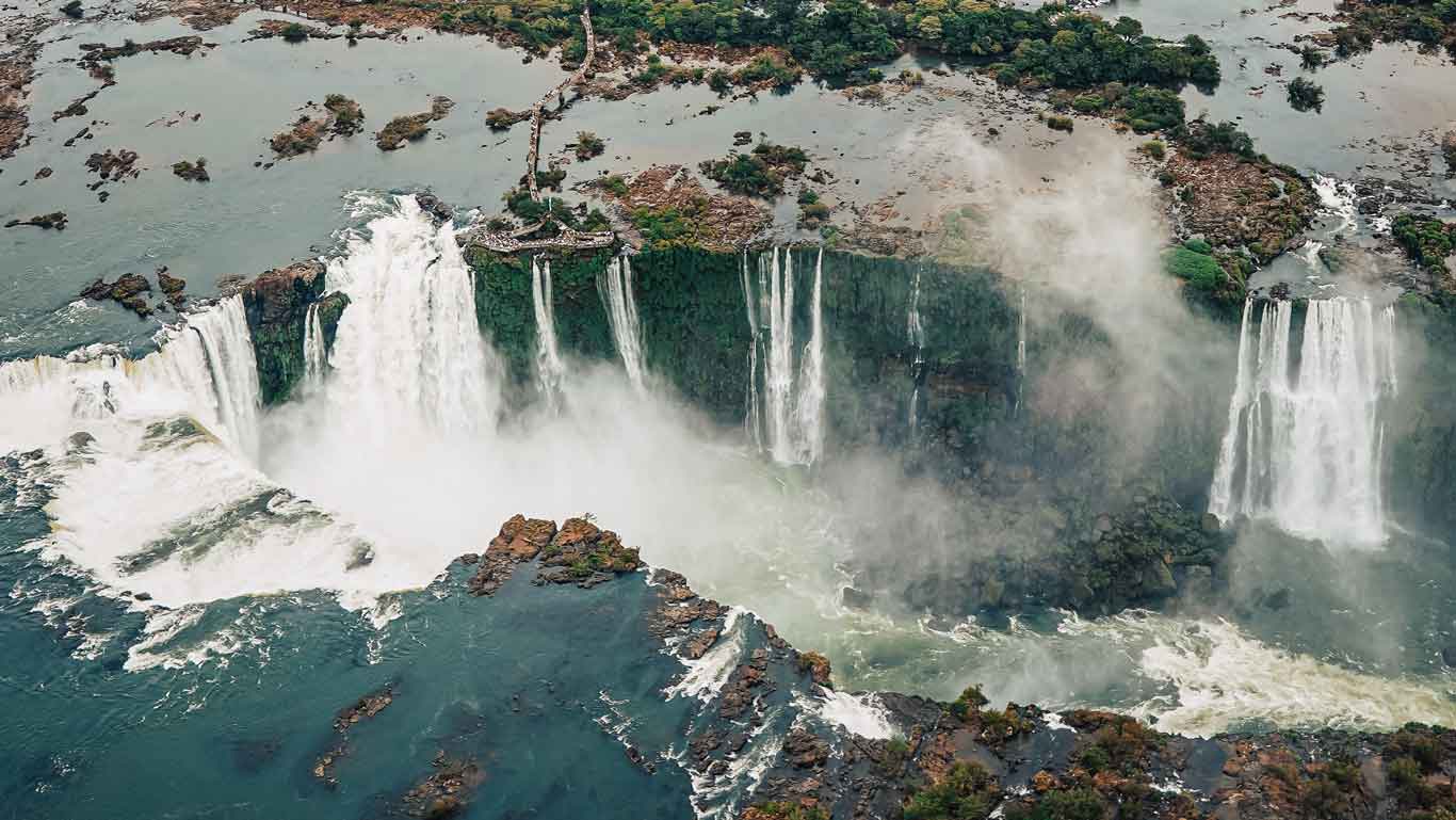 Vista aérea del paseo en helicóptero en las Cataratas del Iguazú.