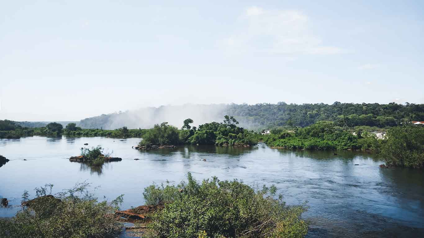 Vista del sendero en las Cataratas, lado argentino, una de las mejores cosas que hacer en las Cataratas del Iguazú.