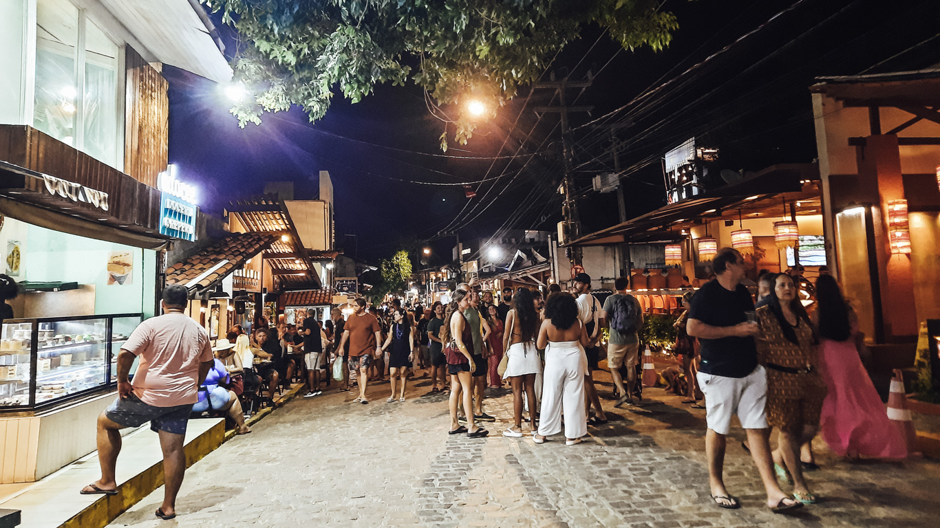 centro-de-pipa Ambiente animado en el centro de Pipa con turistas paseando entre tiendas, bares y restaurantes iluminados. Una parada imprescindible si te preguntas qué hacer en Pipa por la noche.