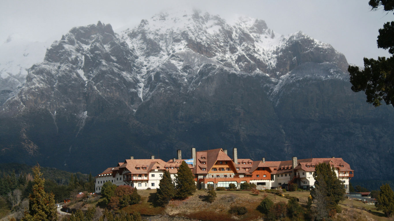 circuito-chico-bariloche Vista del icónico hotel Llao Llao enmarcado por las montañas nevadas del Circuito Chico, una de las postales más representativas del invierno y la nieve en Bariloche.