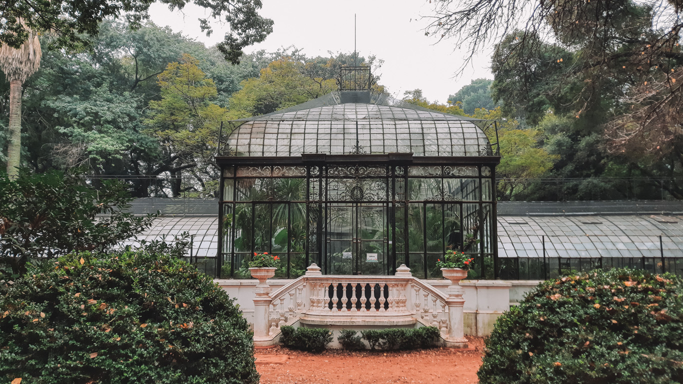 jardim-botanico-palermo Un precioso invernadero de hierro y vidrio rodeado de vegetación exuberante en el Jardín Botánico de Buenos Aires transmite un ambiente sereno y natural.