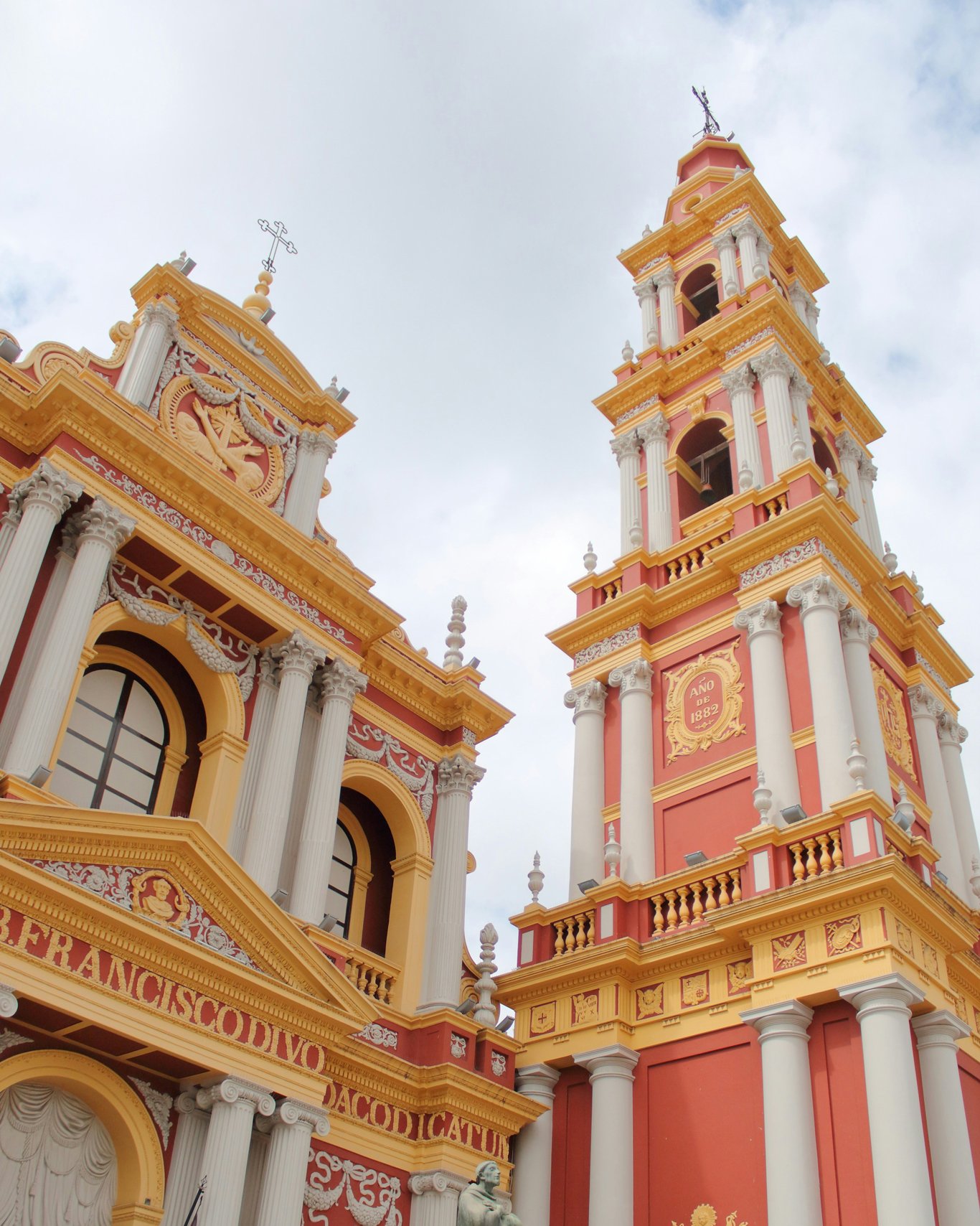 Catedral en tonos blancos y ocres en el centro de Salta, la mejor zona donde alojarse en Salta.